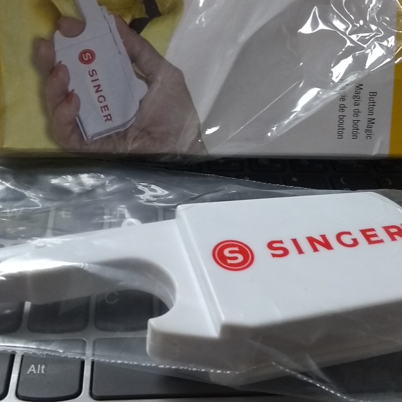 Singer Button Magic - Picture 2 of 5